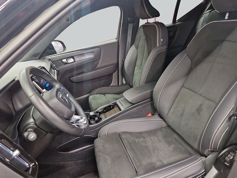 Volvo XC40 Recharge 69 kWh Plus - fotka 10 z 19