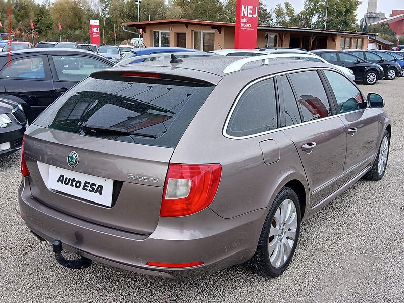Škoda Superb (2011) 2.0TDi, DSG, výhřev sed. - fotka 4 z 21