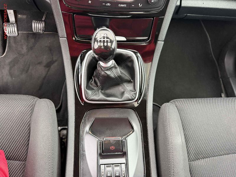 Ford Galaxy (2012) 2.2 TDCi, Titanium, xenon - fotka 14 z 16