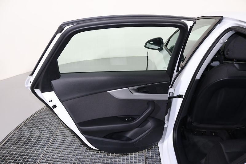 Audi A4 Limuzína 35 TFSI 110 kW - fotka 14 z 25