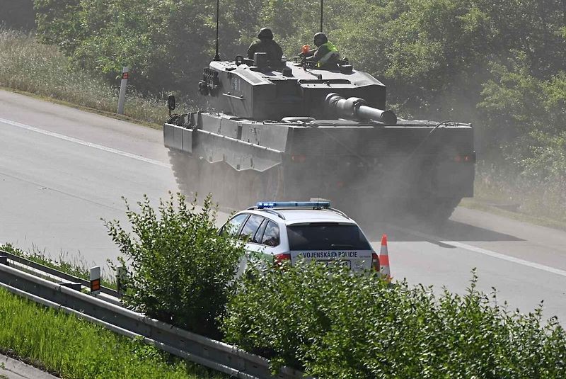 První armádní výcvik přesunu tanků Leopard 2A4 na dálnici D35.