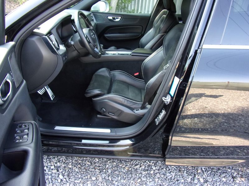 Volvo XC60 (2018) 2.0D4 140kW AWD R-LINE 148 000 - fotka 9 z 31