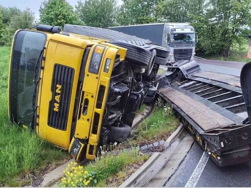 Neobvyklá nehoda v Albrechticích. Kamion ztratil svůj náklad, další kamion