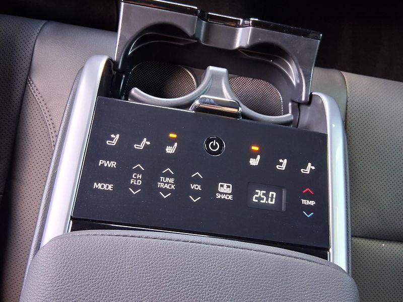 Toyota Camry EXECUTIVE 2.5 Hyb. 169 kW - fotka 29 z 40