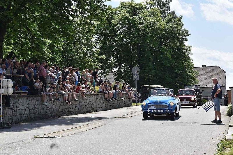 Tradiční závod S kopce do kopce si nenechalo letos ujít na sedm desítek posádek historických automobilů a motocyklů.
