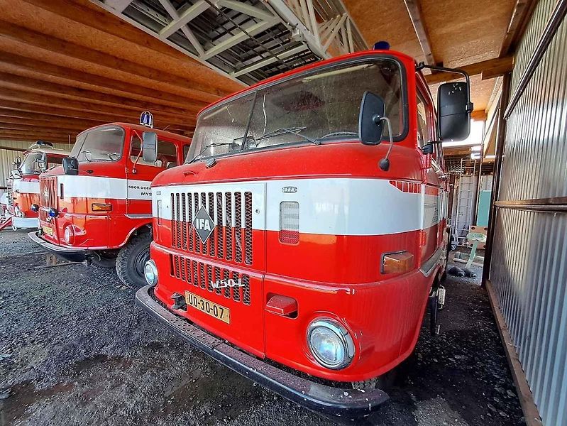 Hasičská plošina HKM 202 rozšířila nedávno vozový park brněnského Retro muzea Na statku. Lidé si při návštěvě mohou prohlédnout i další skvosty.