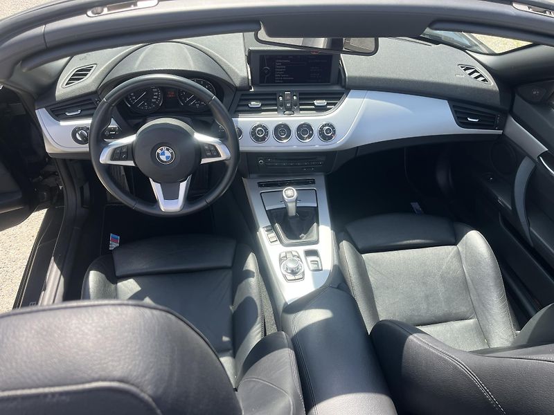 BMW Z4 (2009) 3.0i 190kw Kabrio REZERVACE - fotka 22 z 28