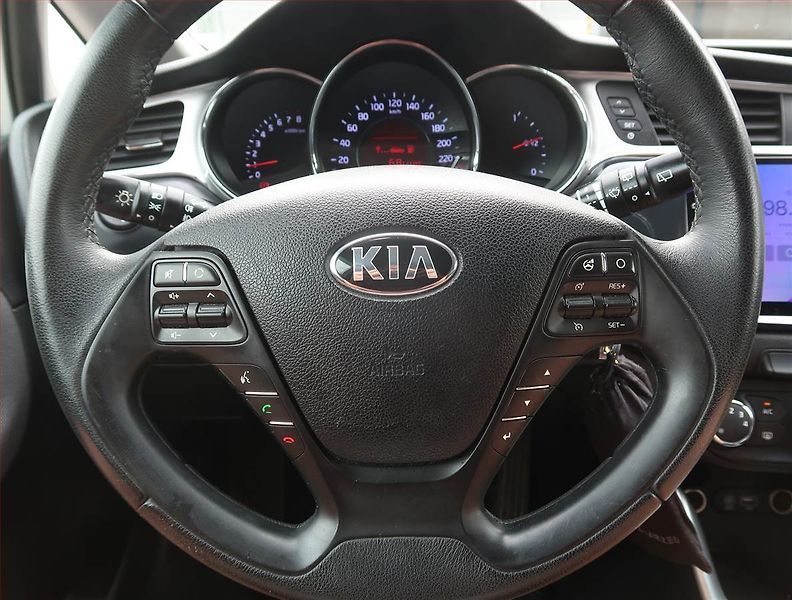 Kia Ceed (2015) 1.4 CVVT, Serv.kniha, Tempomat - fotka 15 z 17