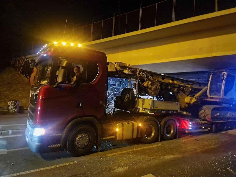 Nehoda ve Vídeňské ulici: pod železničním mostem se zaklínila vrtná souprava převážená na podvalníku.