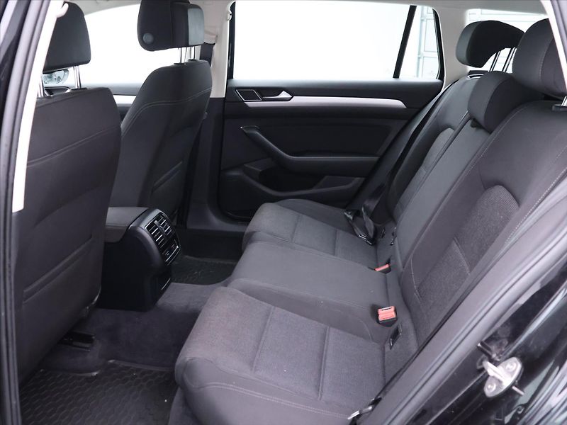 Volkswagen Passat 1,6 TDI Highline NAVI LED - fotka 13 z 25