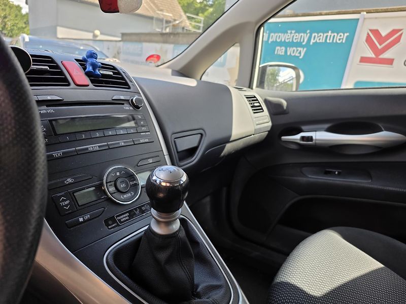 Toyota Auris 1.6-SADA PNEU NAVIC - fotka 8 z 8