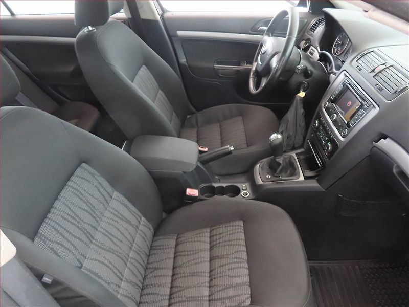 Škoda Octavia (2009) Ambiente Plus 1.9 TDI - fotka 9 z 14