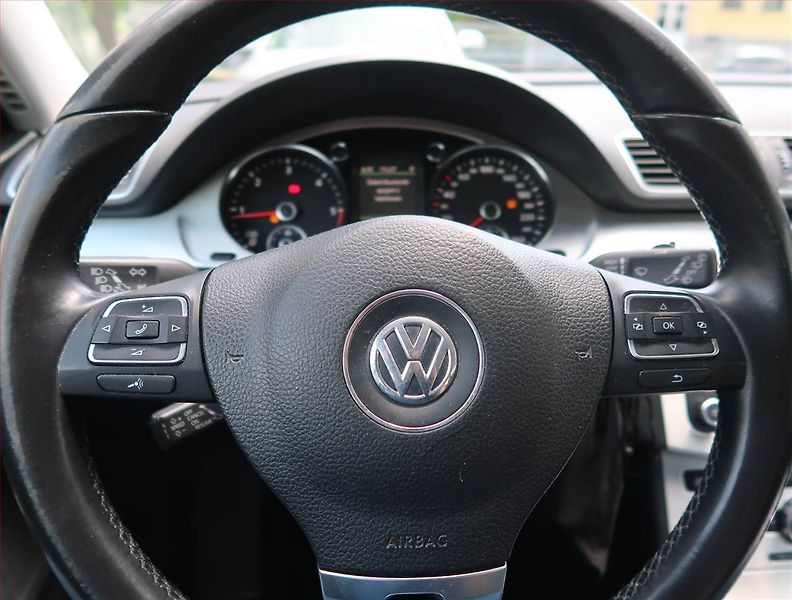 Volkswagen Passat (2014) 2.0 TDI, Automat, Navi - fotka 16 z 23
