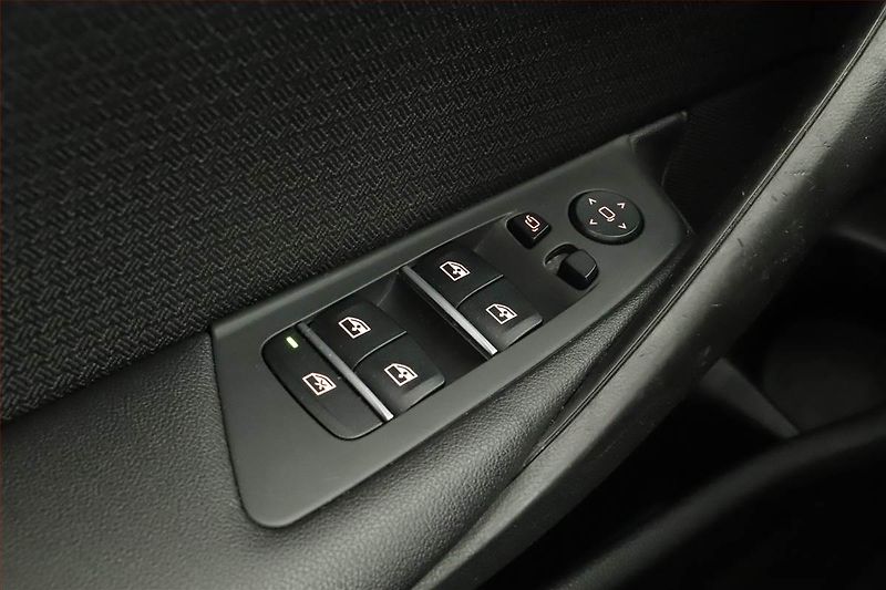 BMW Řada 5 (2017) 520d xDrive, 4X4, Automat - fotka 16 z 19