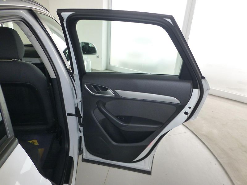 Audi Q3 (2012) 2,0TSI-125KW*NAVI**PANORAM*4X4 - fotka 23 z 28