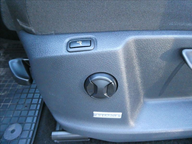 Volkswagen Touran 2,0 TDi 110kW HIGHLINE, 7.míst - fotka 36 z 44