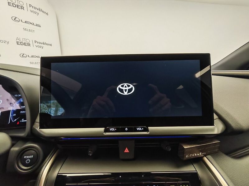 Toyota C-HR 2.0 Plug - in Hybrid ( 220k ) - fotka 28 z 37