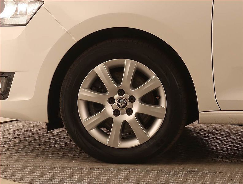 Škoda Rapid (2017) Spaceback 1.2 TSI, Xenony - fotka 14 z 20