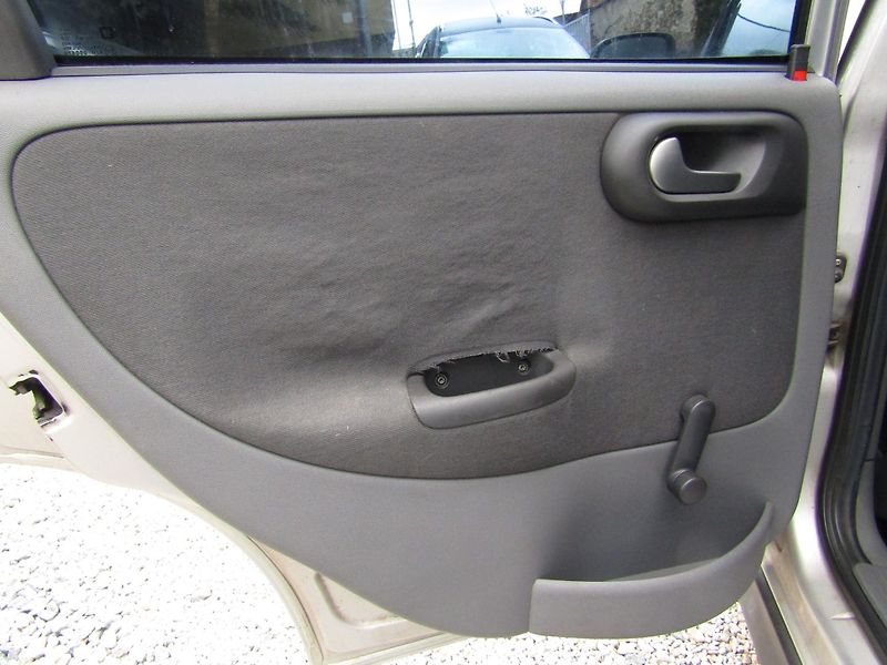 Opel Corsa (2002) GSi 1.8 16VC 92kW - fotka 21 z 38