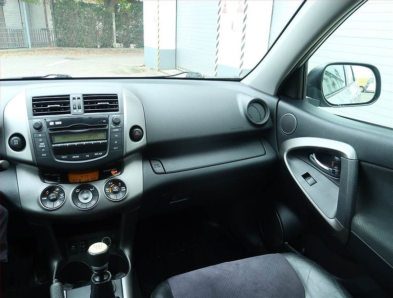 Toyota RAV4 (2011) 2.0 VVT-i, 4X4, Kůže - fotka 8 z 20
