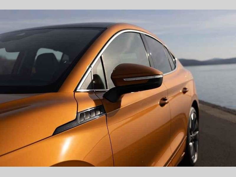 Plně elektrické SUV Škoda Enyaq Coupé iV (na snímku) se představilo v roce 2022 a vzbudilo u zákazníků velký zájem. Automobilka zrychluje svoji elektrickou ofenzivu: do roku 2026 představí tři zcela nové elektrické modely a další budou následovat.