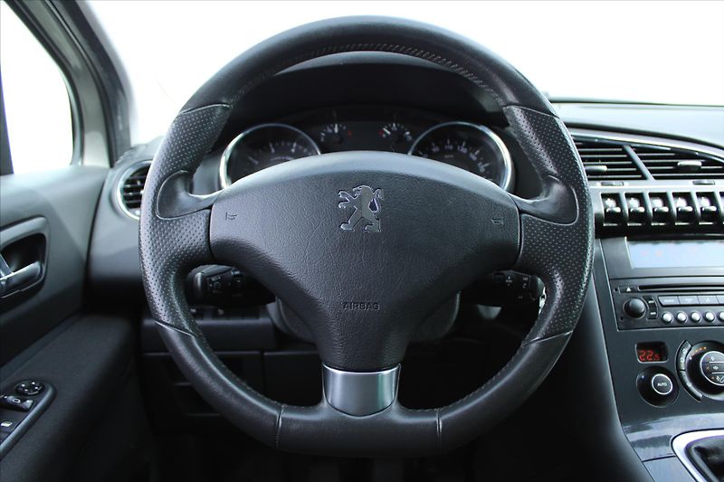 Peugeot 3008 1.6THP 115kW PREMIUM ČR - fotka 14 z 25