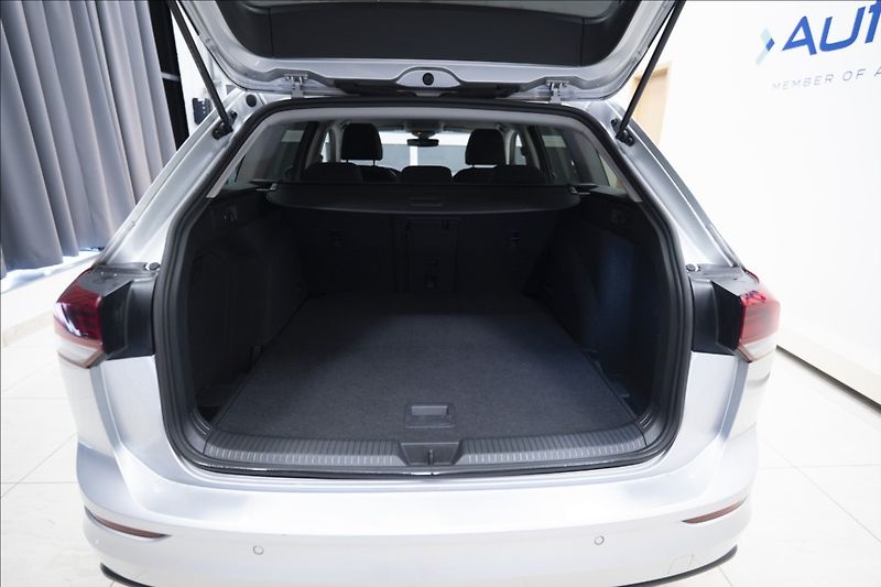Volkswagen Golf 1,5 eTSI DSG KAMERA VÝHŘEV ČR - fotka 43 z 45
