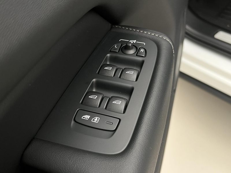 Volvo XC60 T6 AWD DARK PLUS CZ 1. maj. - fotka 48 z 49