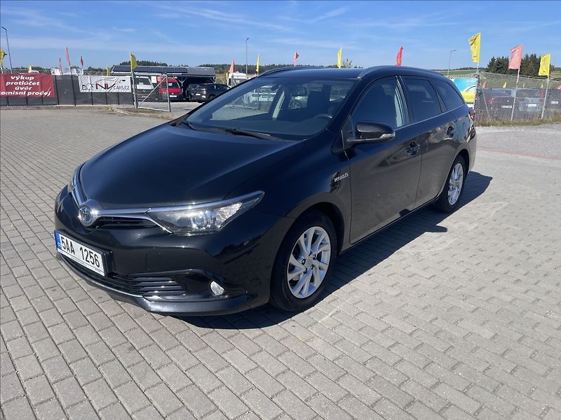 Toyota Auris 1,8 E-CVT Hybrid CZauto 1maj D - fotka 1 z 37