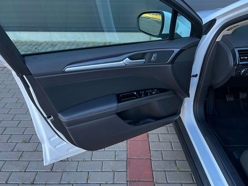 Ford Mondeo (2021) 2.0 TDCi-TAŽNÉ-VYHŘEV.S - fotka 13 z 48