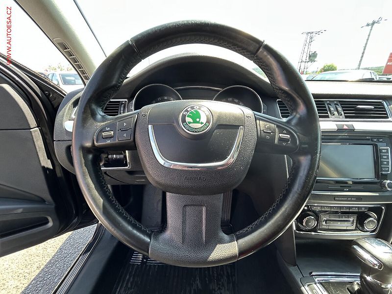 Škoda Superb (2011) 2.0 TDi, DSG, navi - fotka 12 z 19