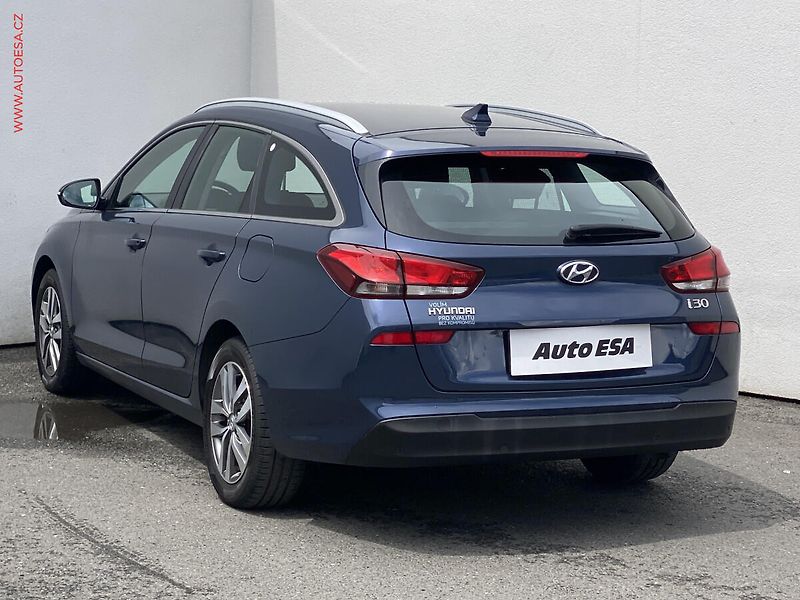 Hyundai i30 (2017) 1.6 CRDi, 2.maj,ČR, AC, navi - fotka 6 z 17