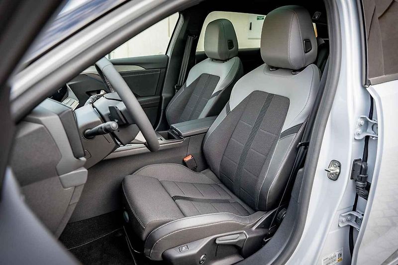 Opel Astra v modernizované podobě jsme projeli po středočeských vozovkách.