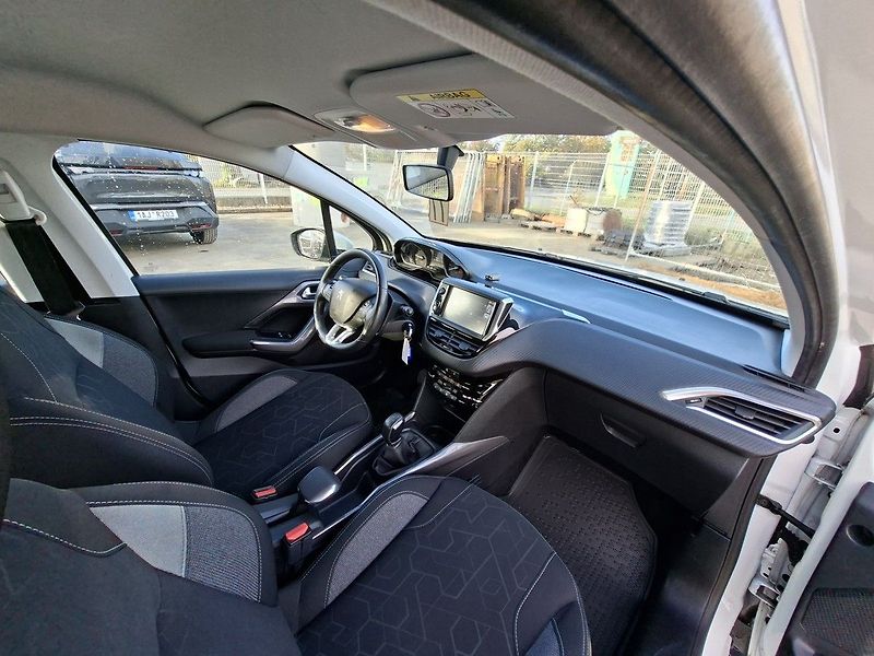 Peugeot 2008 1,2 PT 110k M5 2.MAJ - fotka 14 z 23