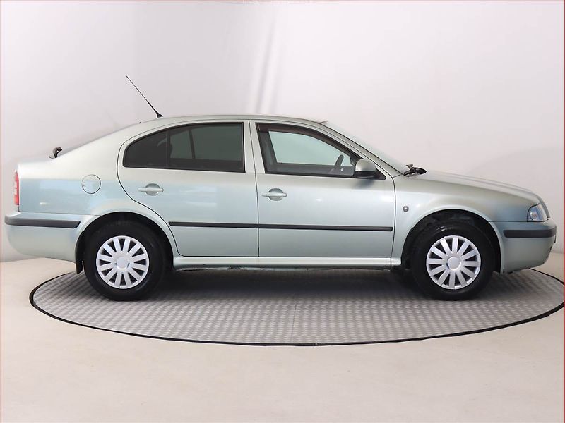 Škoda Octavia (2009) 1.6, Serv.kniha, Park. senzory - fotka 6 z 14