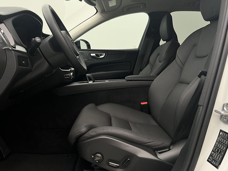 Volvo XC60 B5 AWD PLUS DARK AUT 1.maj. - fotka 3 z 43