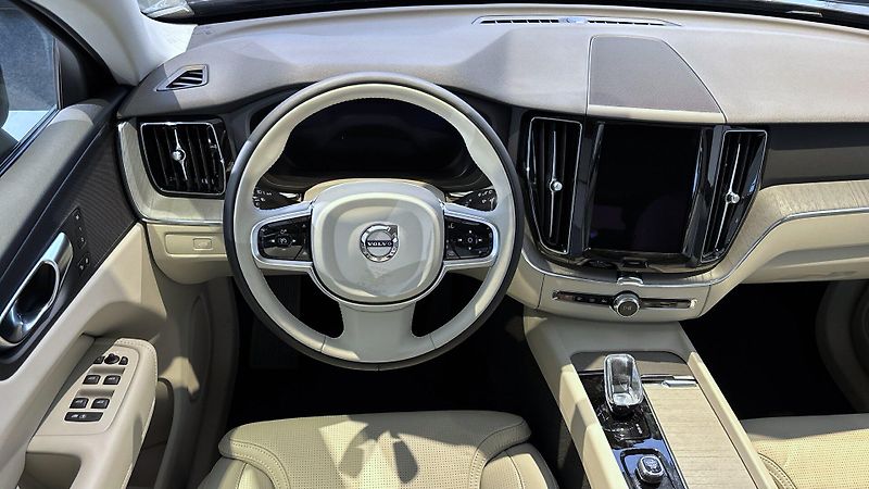 Volvo XC60 (2026) ULTRA DARK, B5 AWD, 184+10 kW - fotka 9 z 12