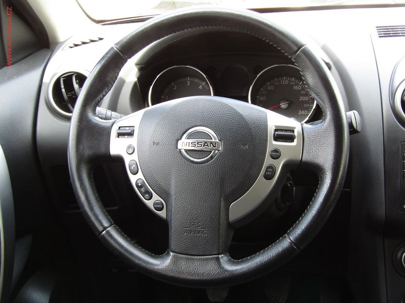 Nissan Qashqai (2009) 2.0 dCi 4x4, 7míst, ČR, AC - fotka 14 z 20