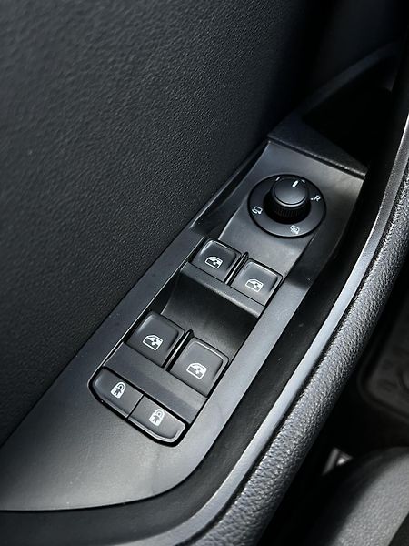 Škoda Superb 2.0TDI DSG ACC 1.Maj DPH TZ - fotka 19 z 24
