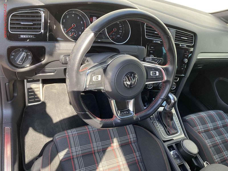 Volkswagen Golf (2018) 2.0 TSi, GTi, DSG, LED - fotka 12 z 20