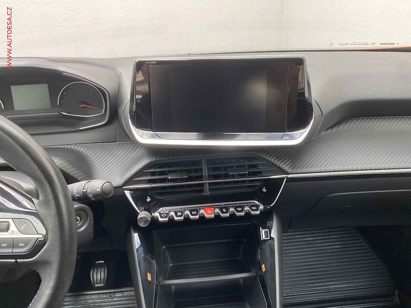 Peugeot 2008 (2021) 1.2 PT, 1.maj,ČR, Active, LED - fotka 12 z 17