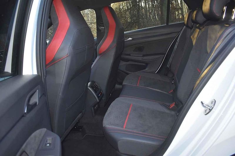 Volkswagen Golf GTI se cítí skvěle na méně frekventovaných silnicích.