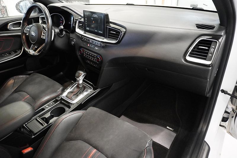 Kia ProCeed 1.6 T-GDI 150kW GT-LINE AUT - fotka 25 z 31