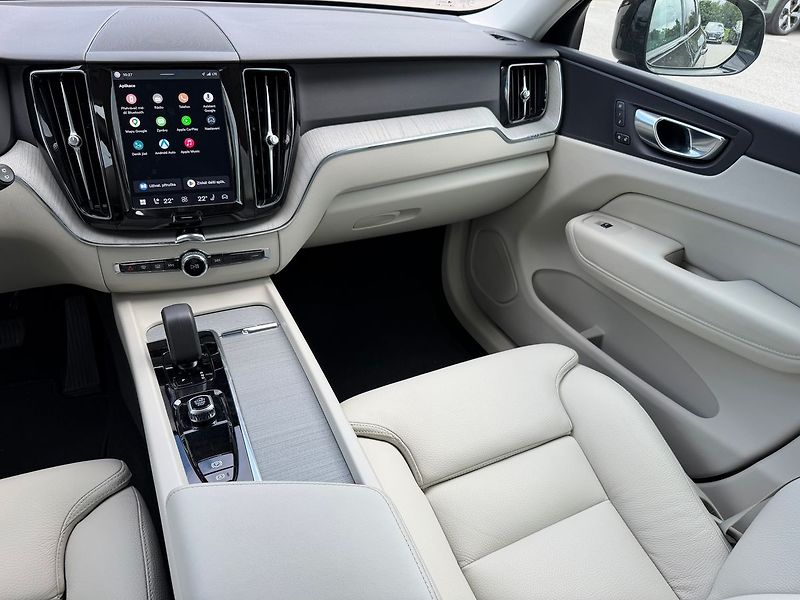 Volvo XC60 B5 AWD PLUS, LIGHT PAKET, ACC - fotka 24 z 24