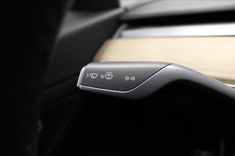 Tesla Model 3 0,0 Standard plus zánovní - fotka 15 z 26