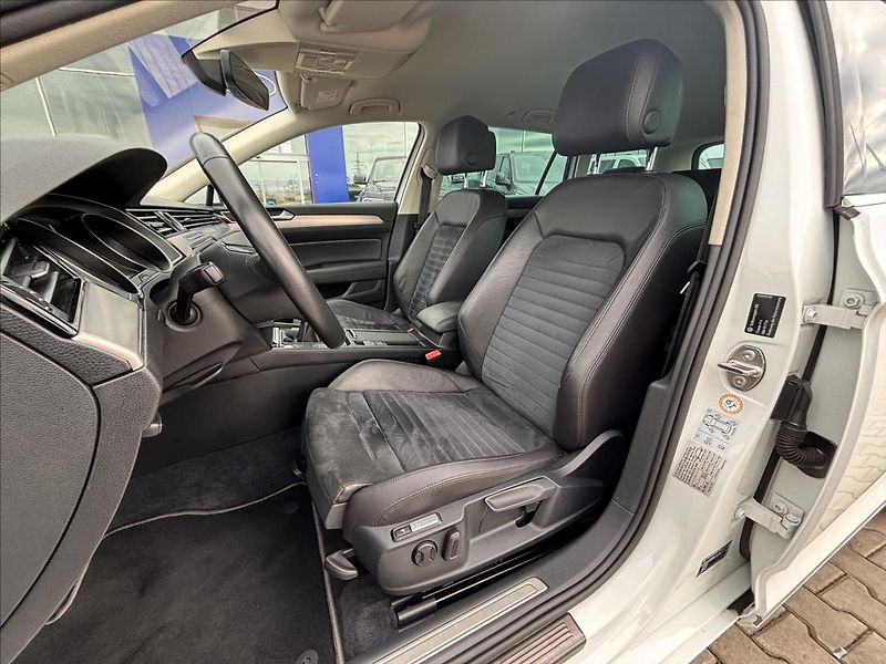 Volkswagen Passat 2,0 TDI 110kW BMT Highline - fotka 16 z 33