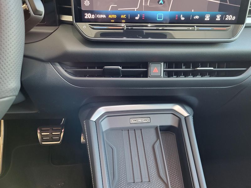 Volkswagen T-Roc (2026) R-Line 1,5 eTSI 110kW 7DSG - fotka 17 z 25