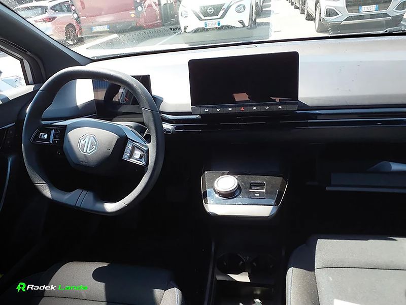 MG MG4 (2023) Standard 51 kWh | LED - fotka 4 z 8