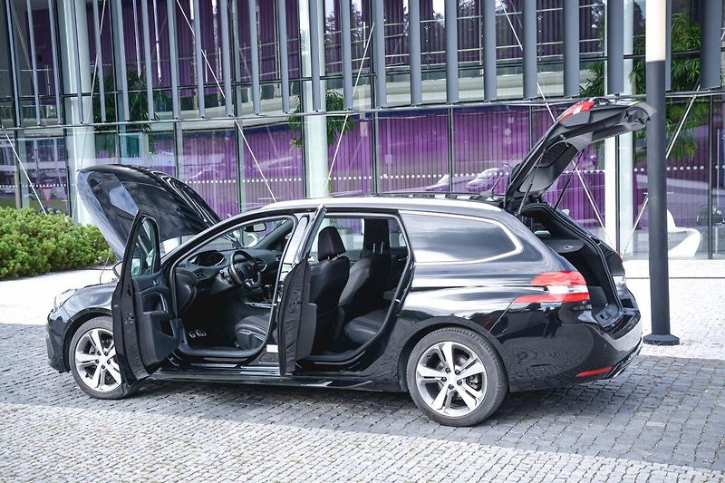 Peugeot 308 (2020) SW GT Line 1.5 BlueHDi 130 1 M - fotka 12 z 28