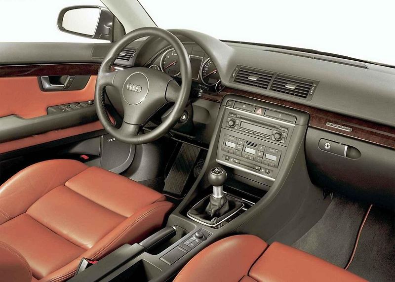 Audi A4 se v první generaci chlubila nápaditými propagačními snímky.